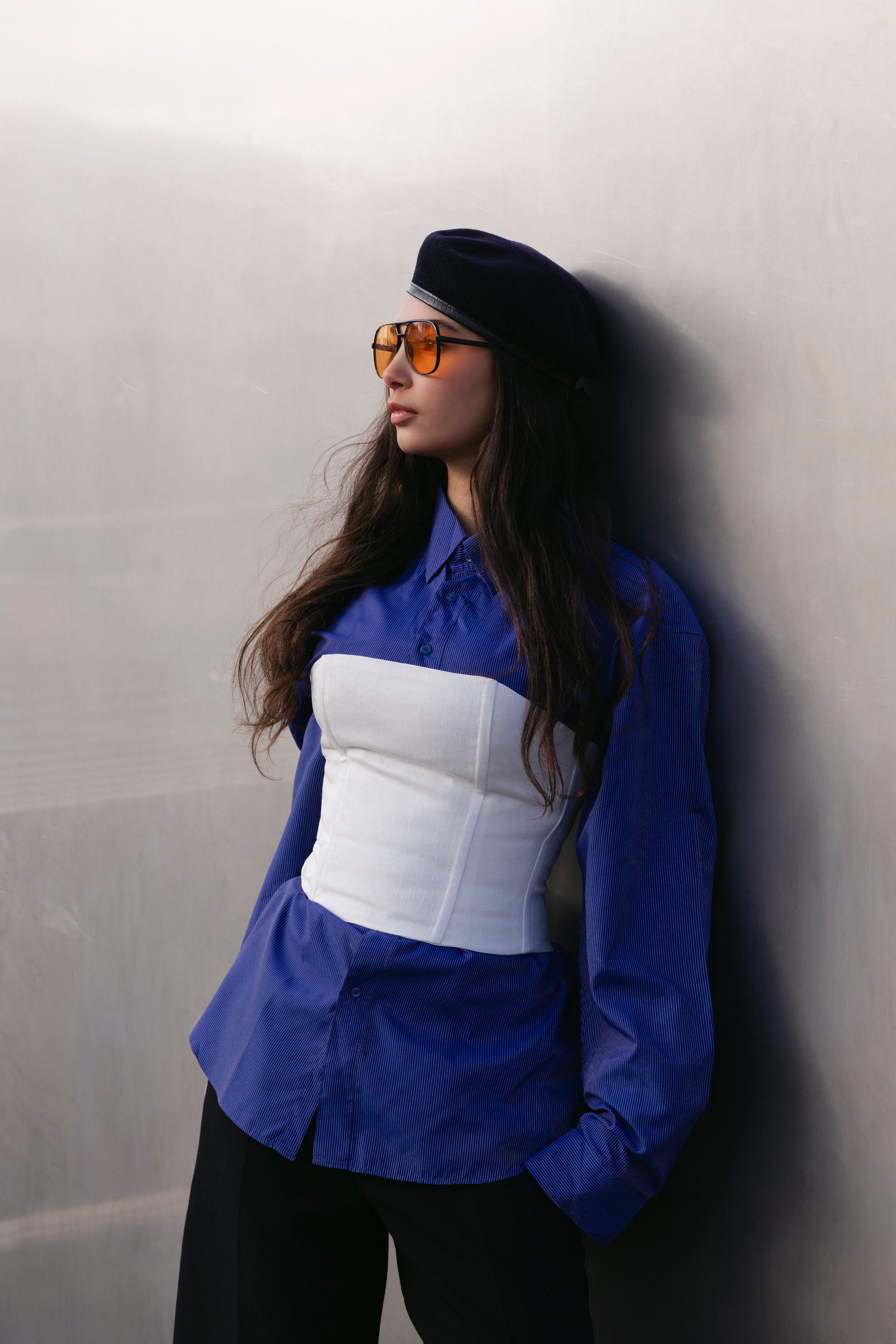 Bustier El Sadriya Ila-Lyone en lin naturel, sur chemise bleue en layering, vue trois quarts