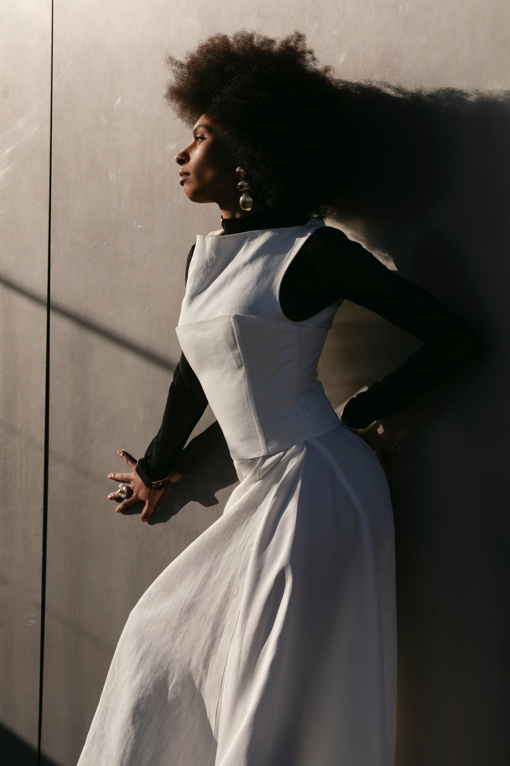 Bustier Le Bustier Ila-Lyone en lin naturel superposé à la robe La Robe en lin et soie vue de trois quarts