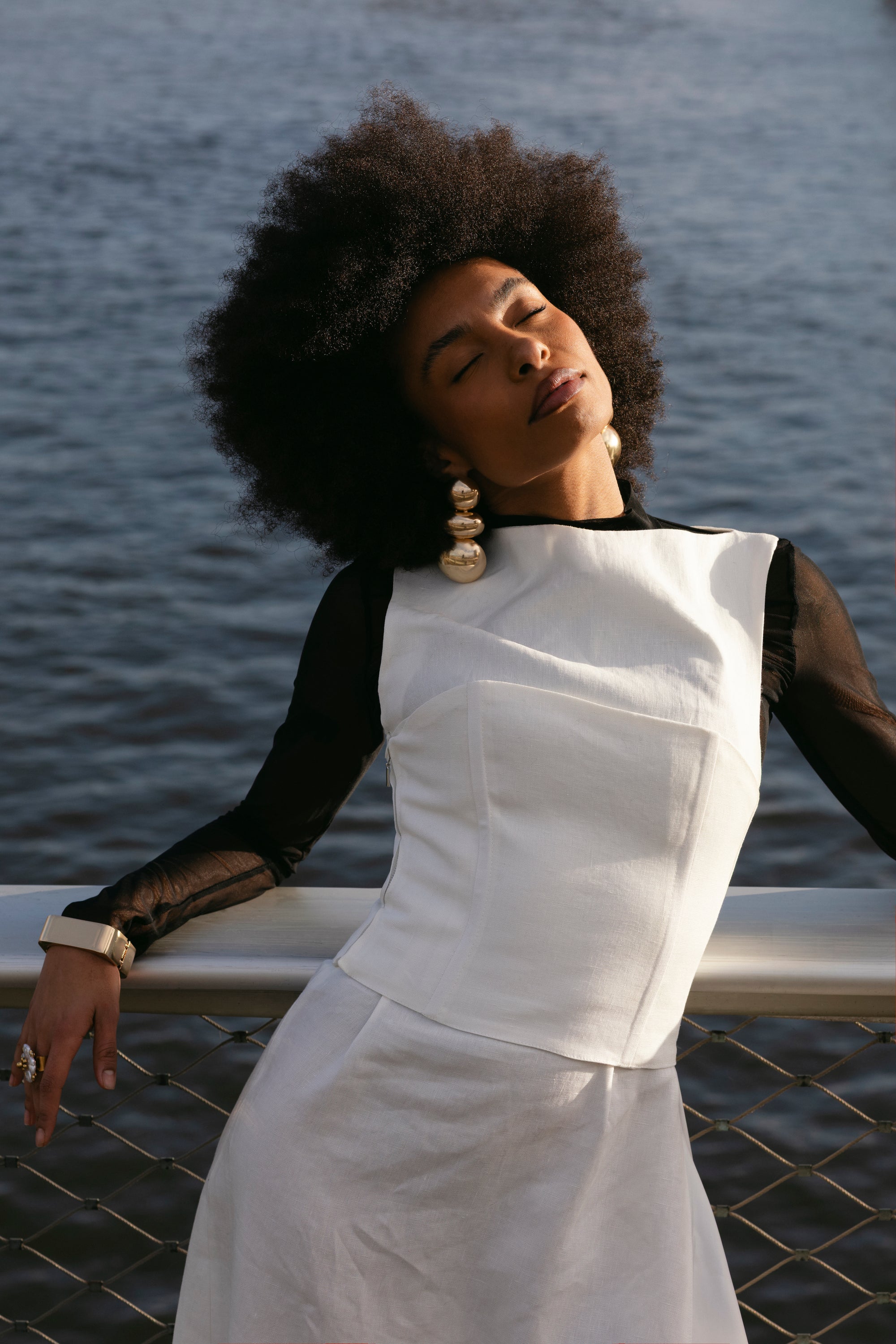 Bustier Le Bustier en lin Ila-Lyone superposée à la robe La Robe en lin et soie - vue de face, plan américain