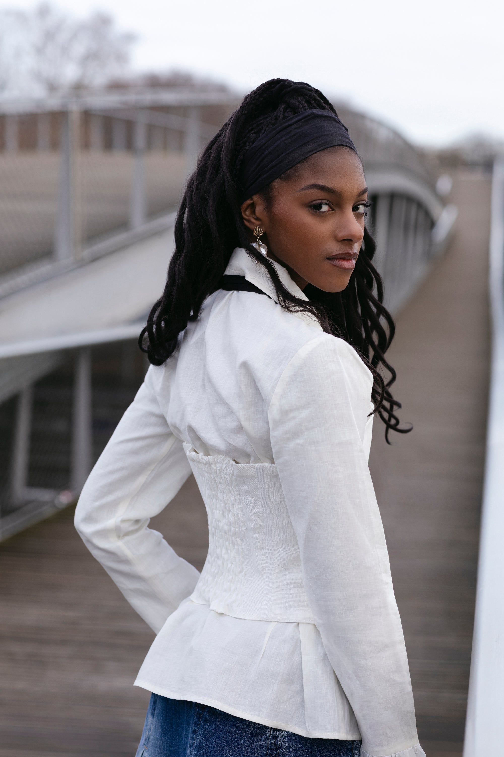 Chemise El Qamisa Ila-Lyone en lin et soie avec le bustier El Sadriya en superposition, slow fashion, vue de dos