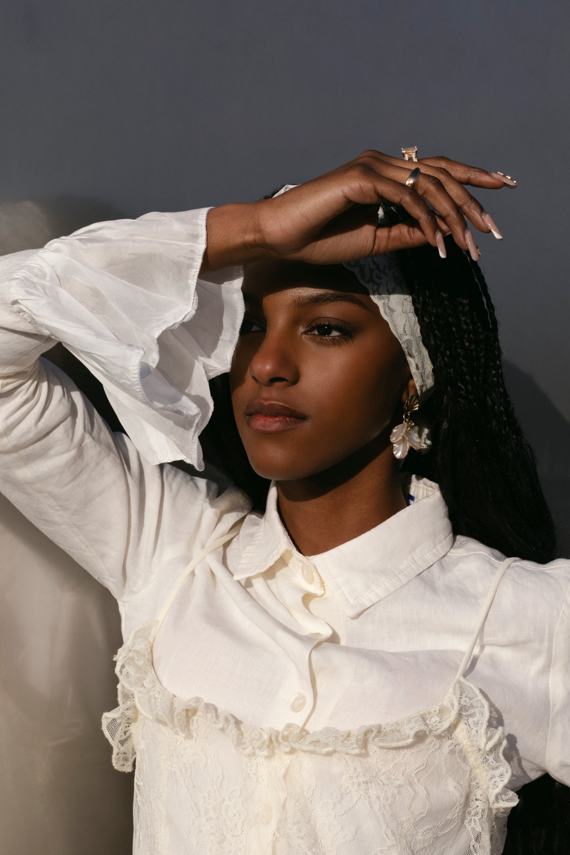 Chemise La Chemise Ila-Lyone en lin et manches volants en soie, fabrication française, séries limitées, plan serré sur la manche