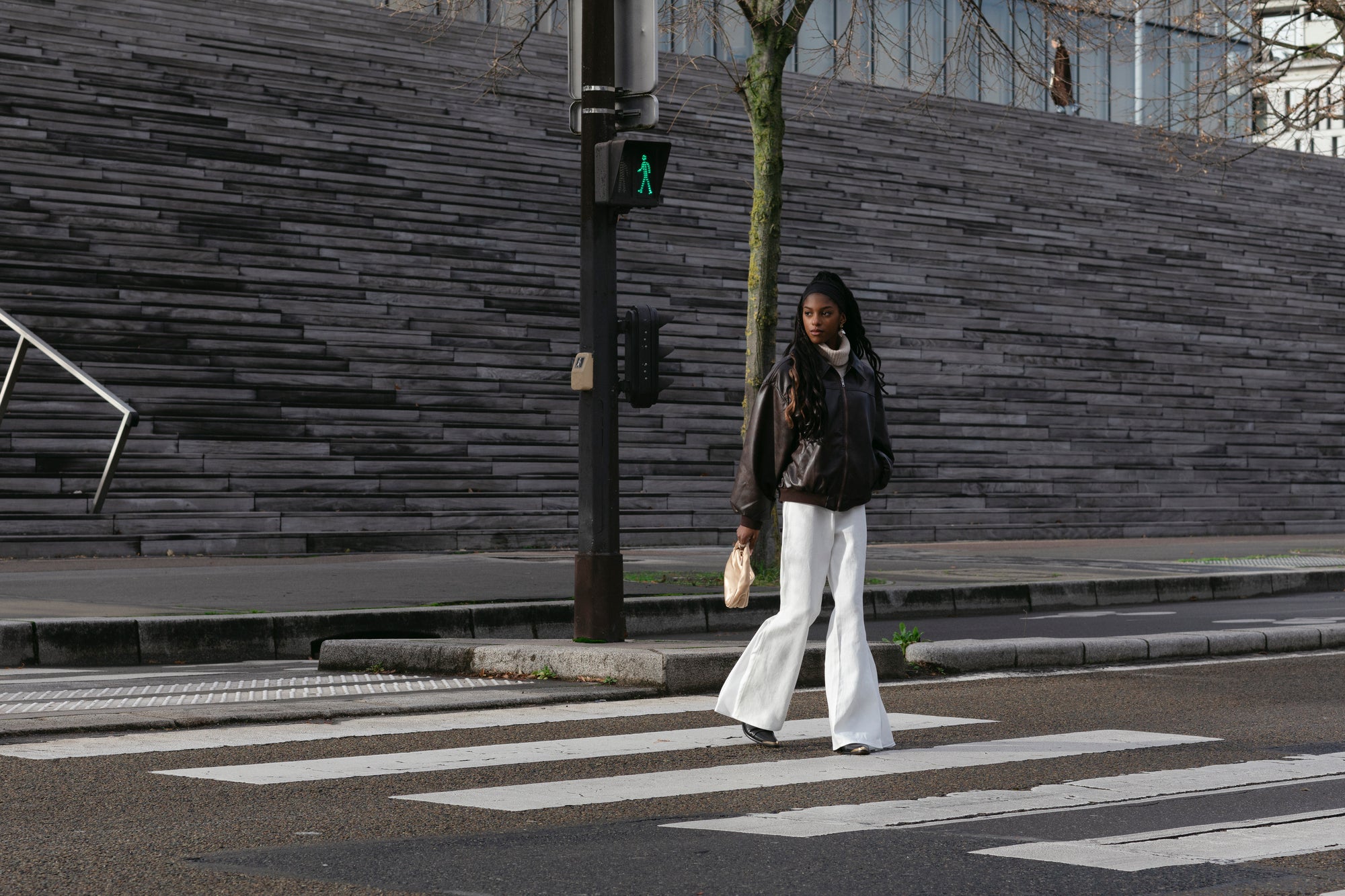 Pantalon Le Pantalon en lin et soie Ila-Lyone vue de trois quart de loin - fabrication française