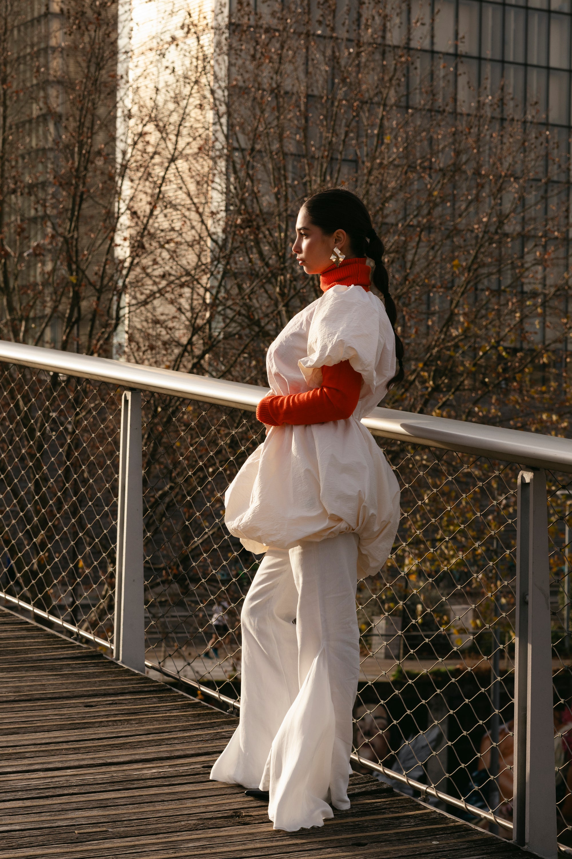 Pantalon El Sarawil lin et soie Ila-Lyone vue de profil plein pied - volants en soie sur le côté