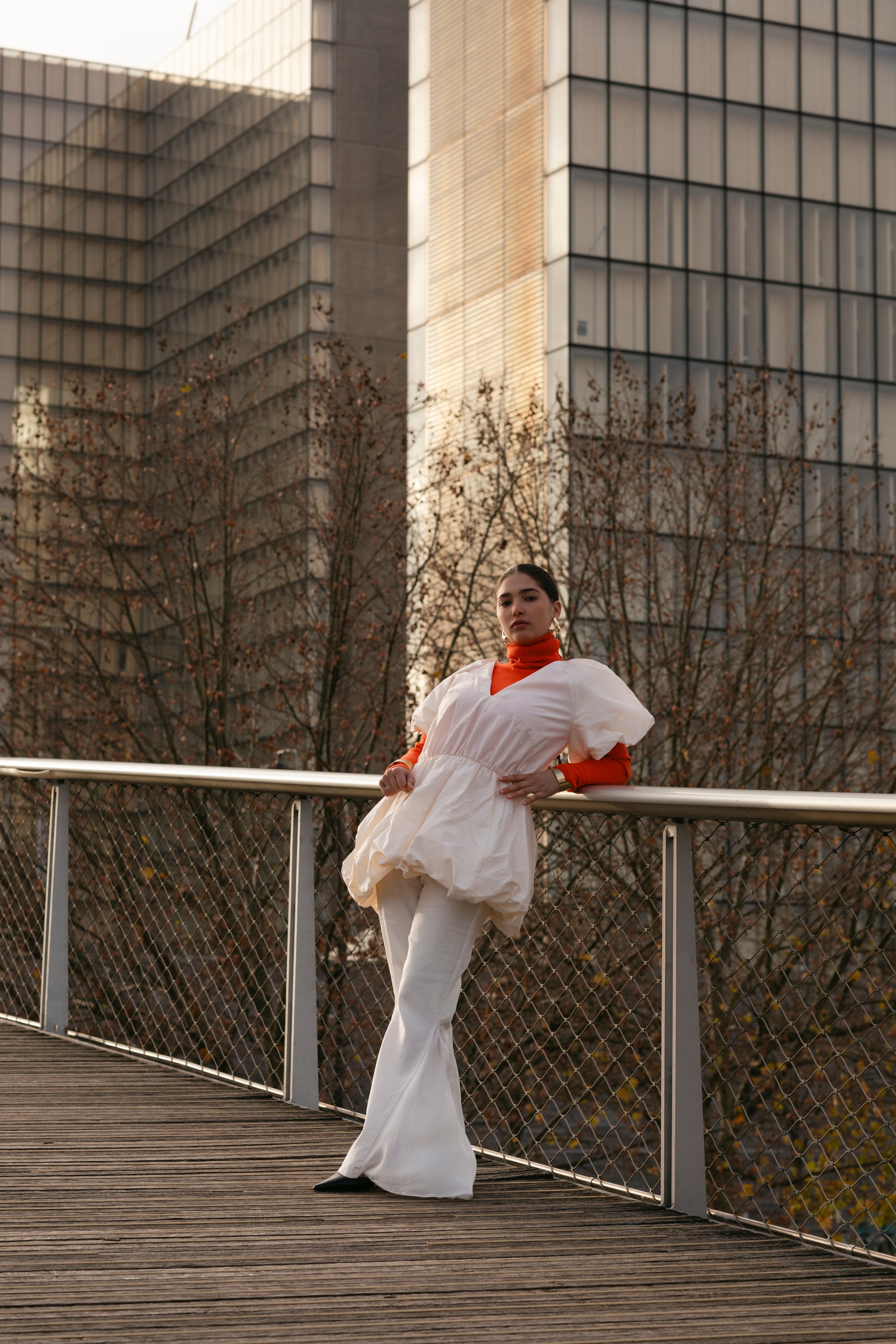 Pantalon Le Pantalon lin et soie Ila-Lyone - jambes en lin et volants en soie, plan éloigné plein pied trois quarts