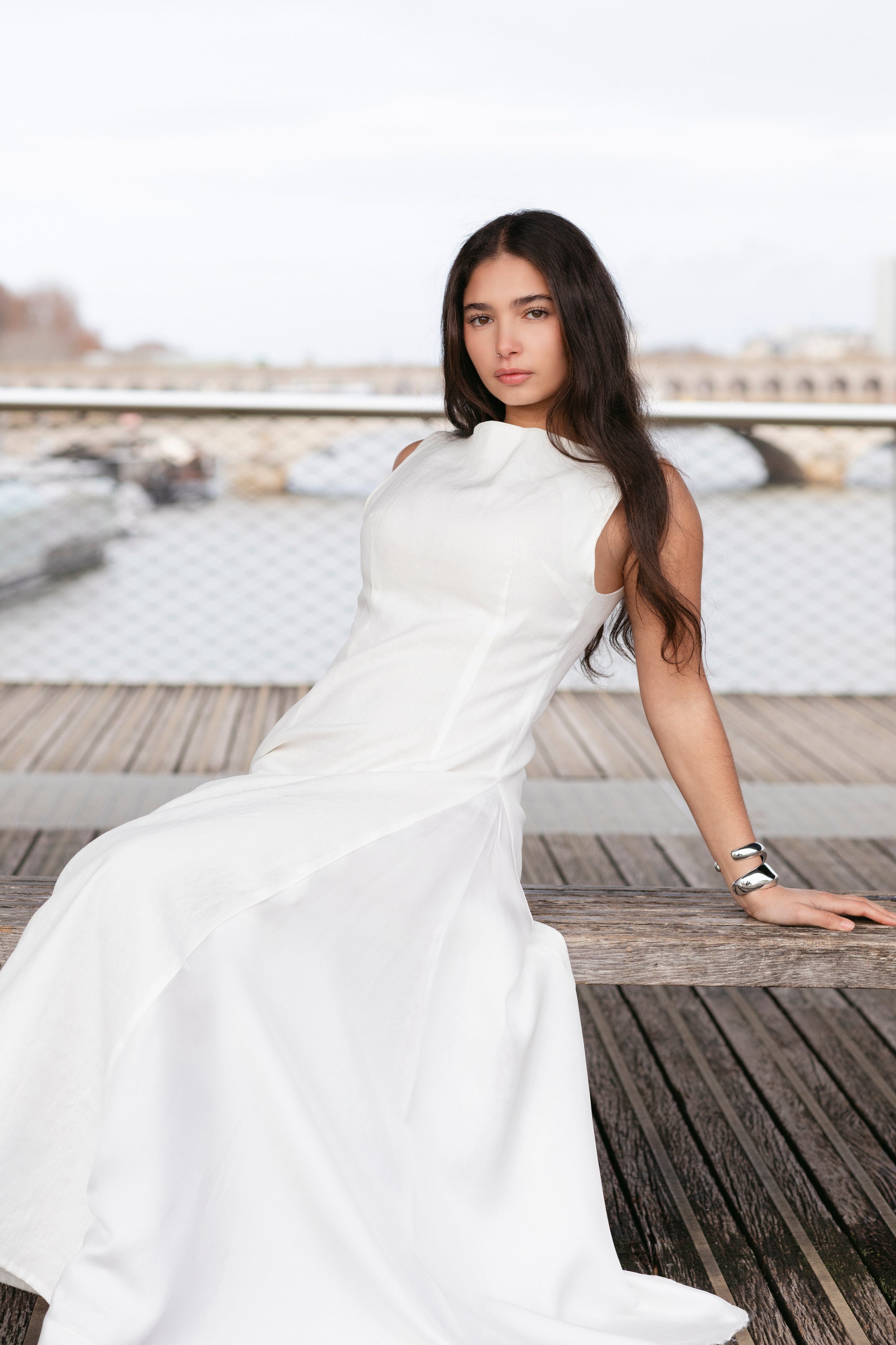 Robe El Fustan Ila-Lyone lin et volant en soie, tissus naturels - slow fashion, plein pied assise sur un banc