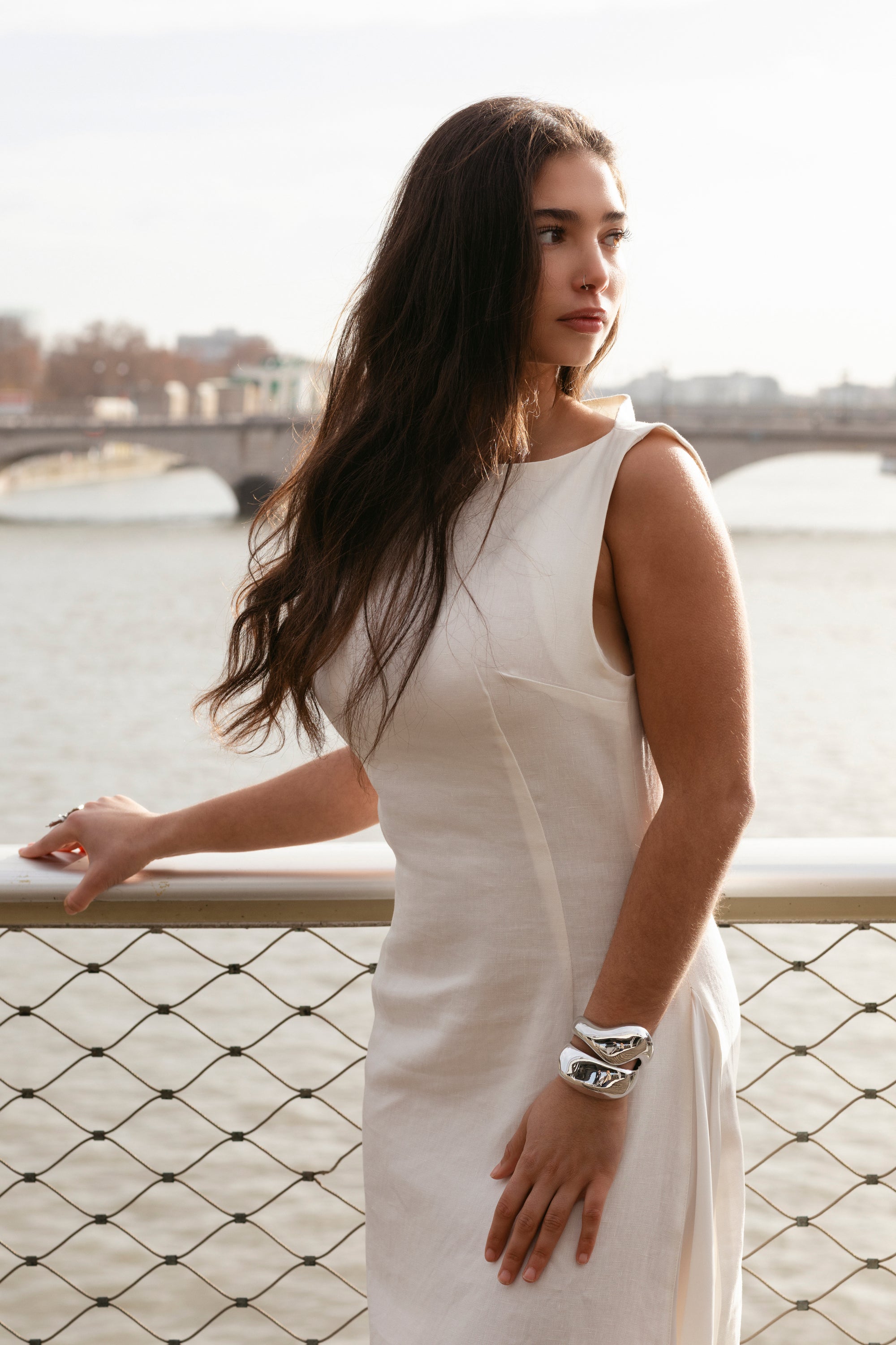 Robe La Robe Ila-Lyone en lin et volant en soie, slow fashion fabrication française - vue trois quarts