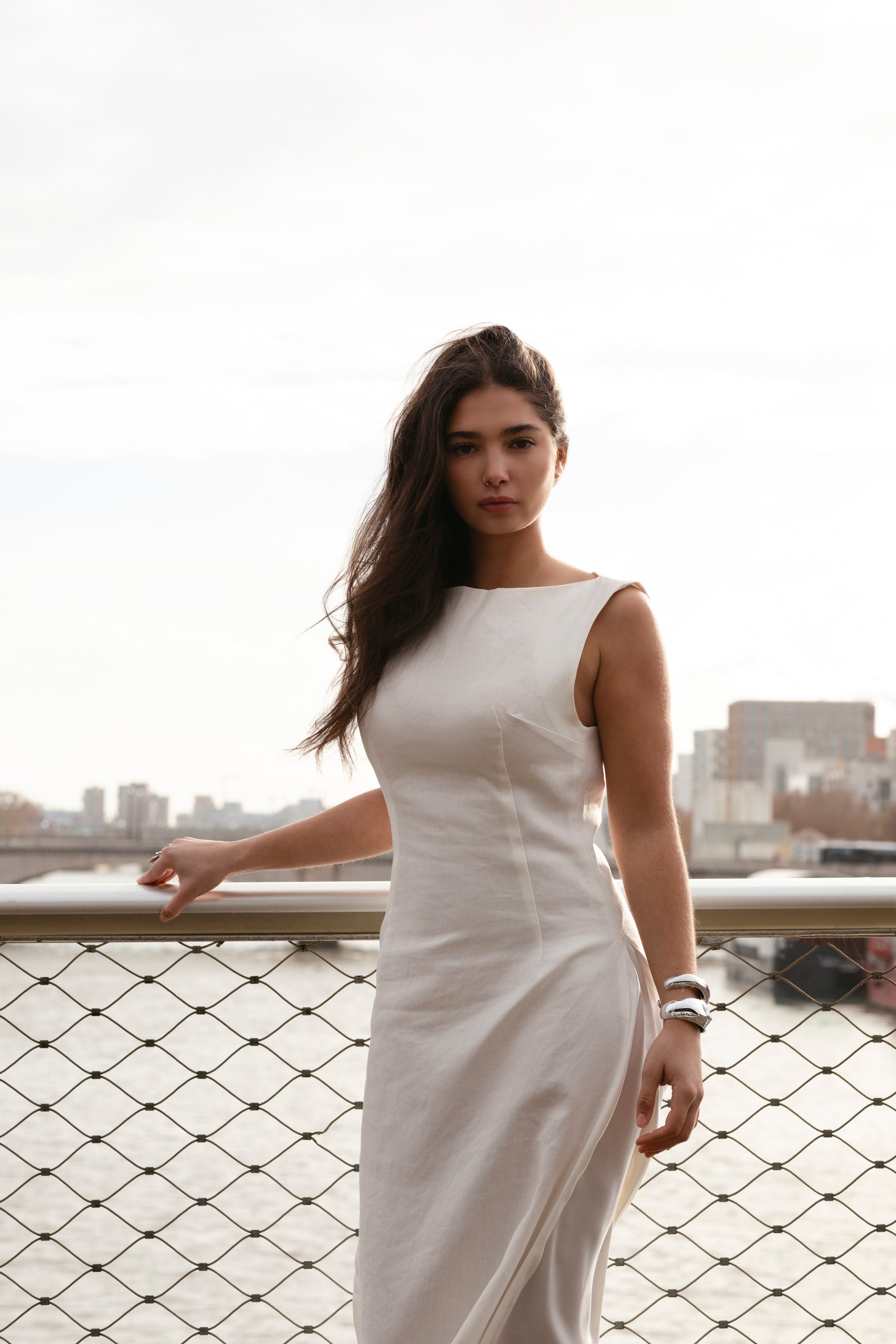 Robe La Robe Ila-Lyone en lin et volant en soie, col bateau et coupe évasée - plan trois quarts